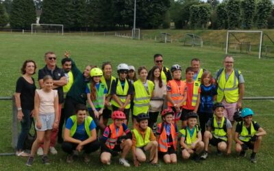 Des réfugiés afghans se font accompagnateurs à vélo dans une école Usep